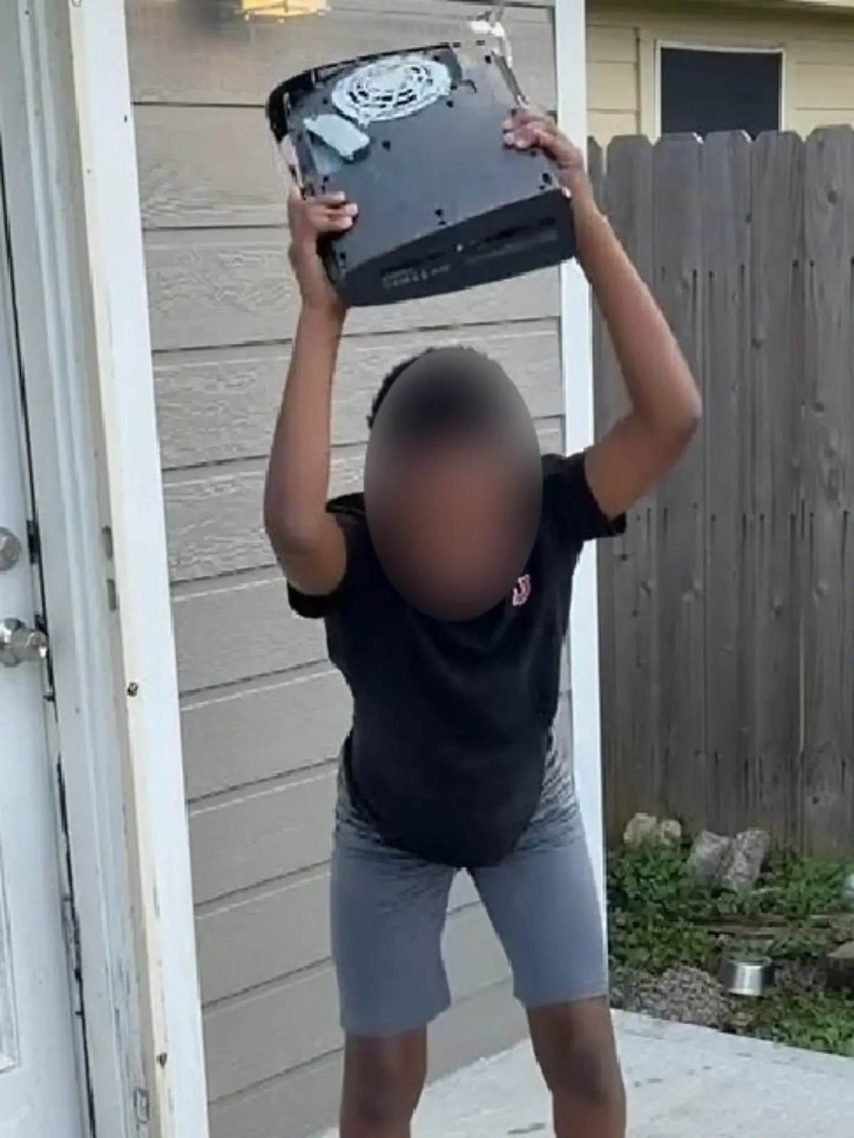 Als Strafe für Katzen-Quälerei! Sohn muss seine Playstation 5 unter Tränen zerstören