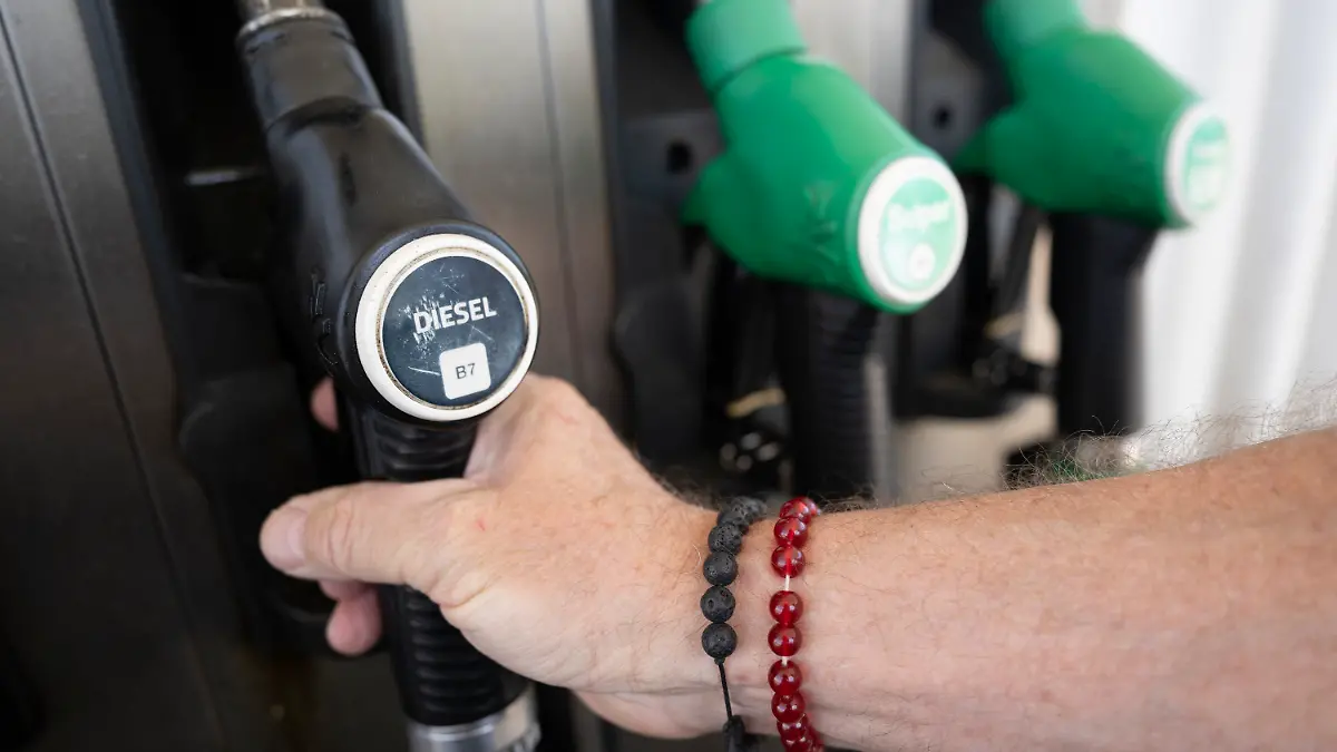 27.04.2026, Baden-Württemberg, Burladingen: Ein Mann nimmt einen Zapfhahn an der Trigema-Tankstelle in Burladingen in die Hand. (zu dpa: «Verbraucherpreise in Sachsen-Anhalt steigen um 3,1 Prozent») Foto: Marijan Murat/dpa +++ dpa-Bildfunk +++