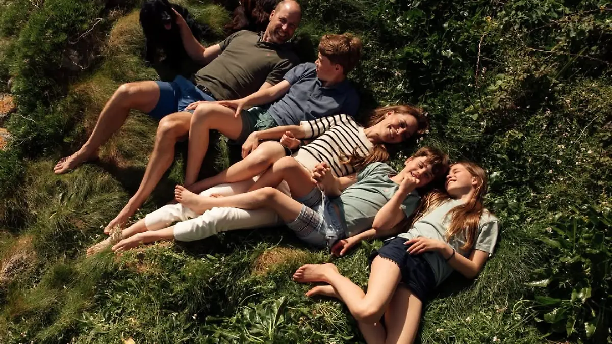 Kate und William strahlen mit ihren Kindern um die Wette.