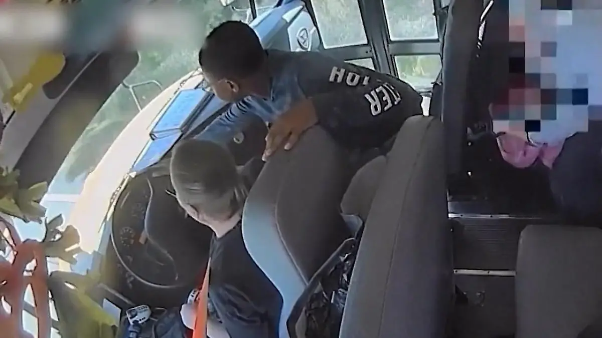 Weil Busfahrerin kollabiert! Zwölfjähriger steuert plötzlich den Schulbus Schüler retten ihr das Leben