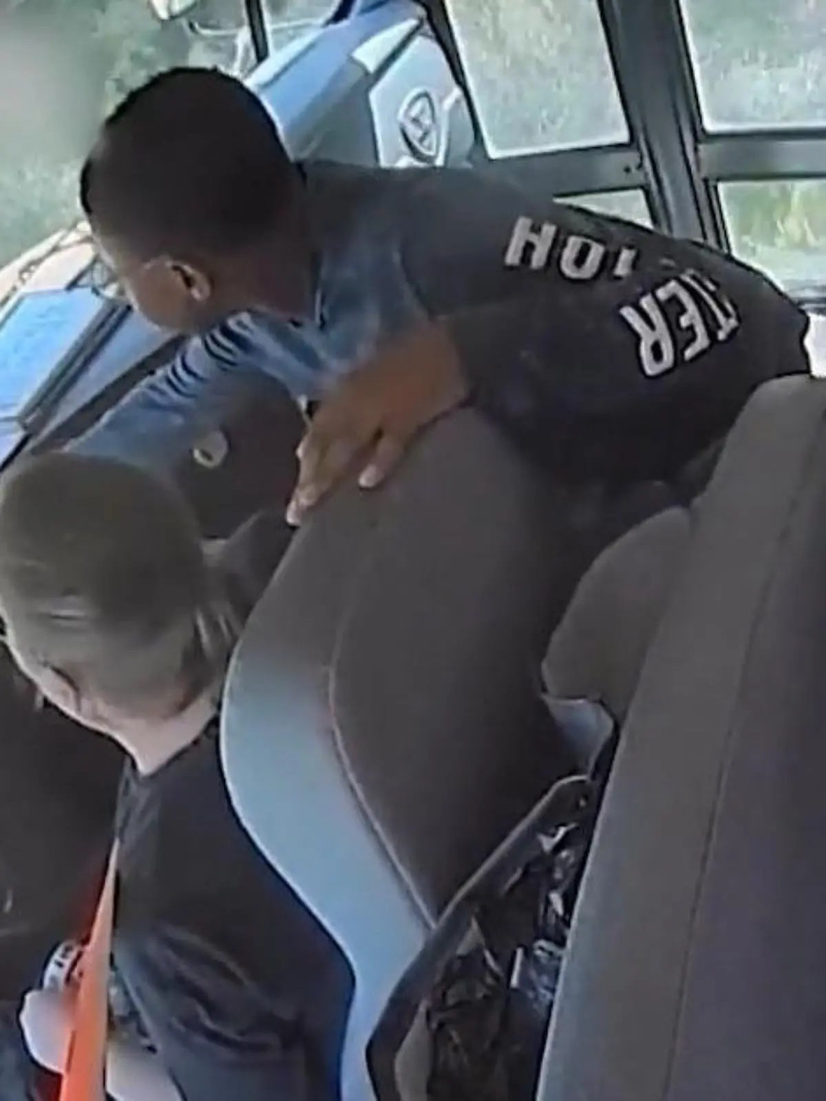 Bild zu: "Weil Busfahrerin kollabiert! Zwölfjähriger steuert plötzlich den Schulbus"