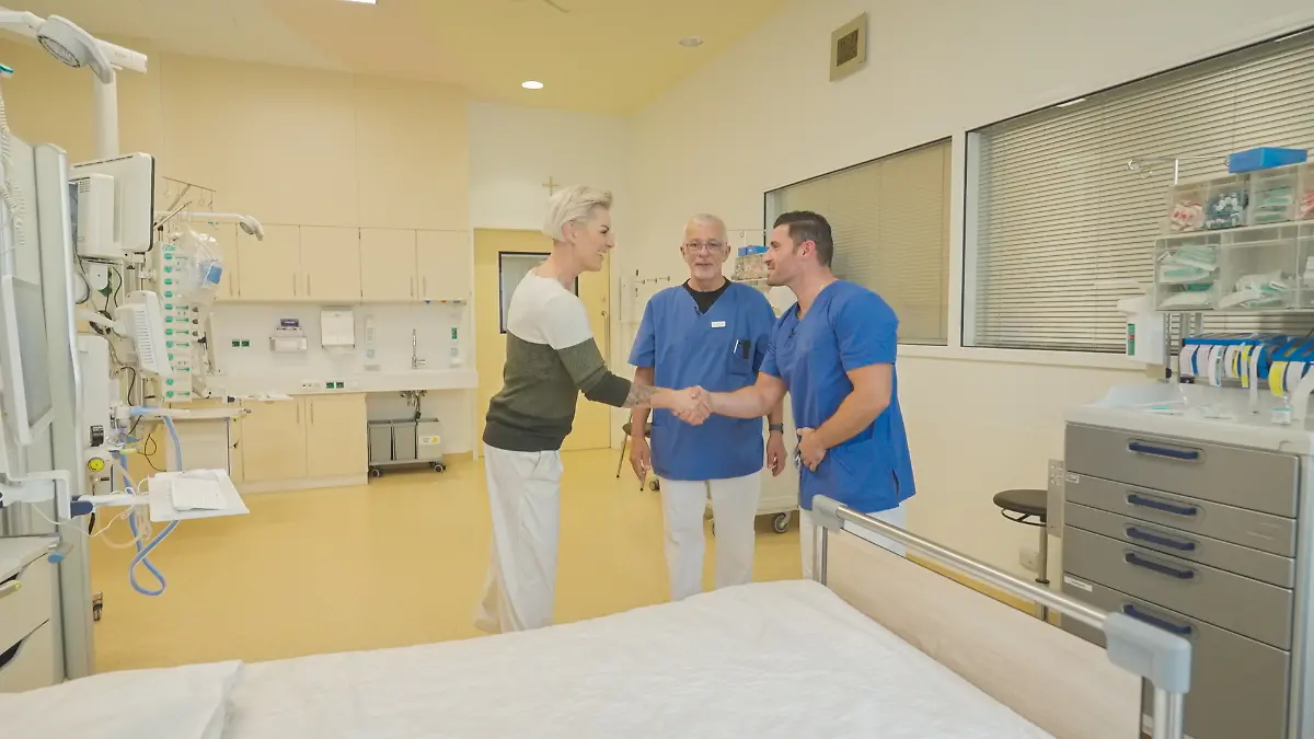 Doc Caro - Leben hautnah: Doc Caro, Arzt Dr. Peter Lessing und Pfleger Besart Elshani in einem Krankenhaus