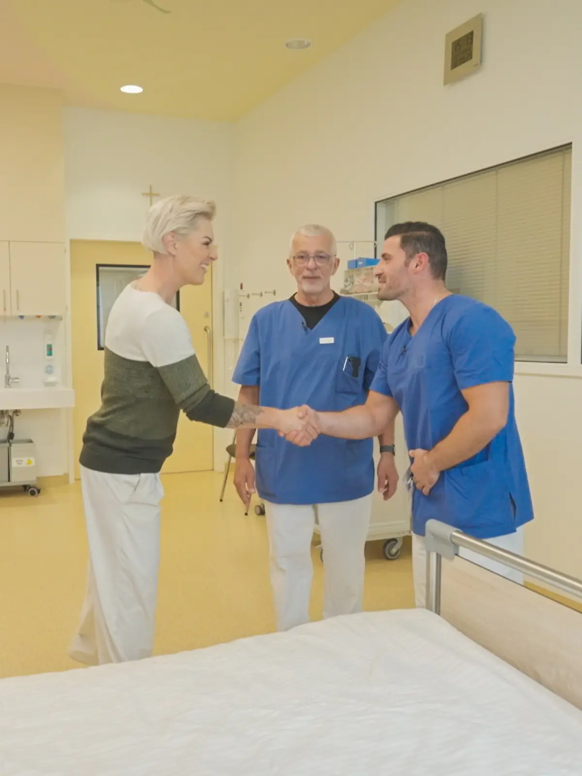 Doc Caro - Leben hautnah: Doc Caro, Arzt Dr. Peter Lessing und Pfleger Besart Elshani in einem Krankenhaus