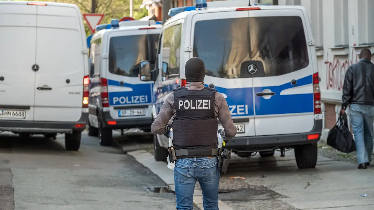 Großrazzia der Bundespolizei mit Schwerpunkt an der Eisenbahnstraße: Einsatzkräfte durchsuchen am frühen Morgen zahlreiche Objekte in Leipzig sowie in Oschatz, Döbeln und Neukieritzsch im Zusammenhang mit Ermittlungen gegen ein mutmaßliches Schleusernetzwerk. Nach bisherigen Erkenntnissen sollen Beschuldigte ihre Ausweisdokumente an ähnlich aussehende Personen im Ausland weitergegeben haben, um diesen eine unerlaubte Einreise nach Deutschland zu ermöglichen. Razzia Leipzig *** Major raid by the Federal Police with a focus on Eisenbahnstraße Early this morning, officers searched numerous properties in Leipzig as well as in Oschatz, Döbeln and Neukieritzsch in connection with investigations into a suspected smuggling network According