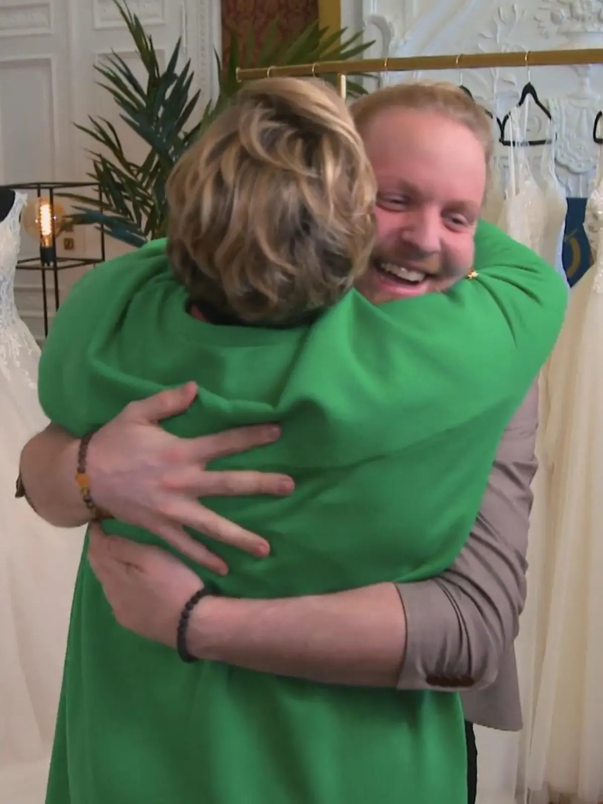 Das Duell - Zwischen Tüll und Tränen: Brautmodenexperten Hannes Schrader und Vanessa Huber umarmen sich zur Begrüßung