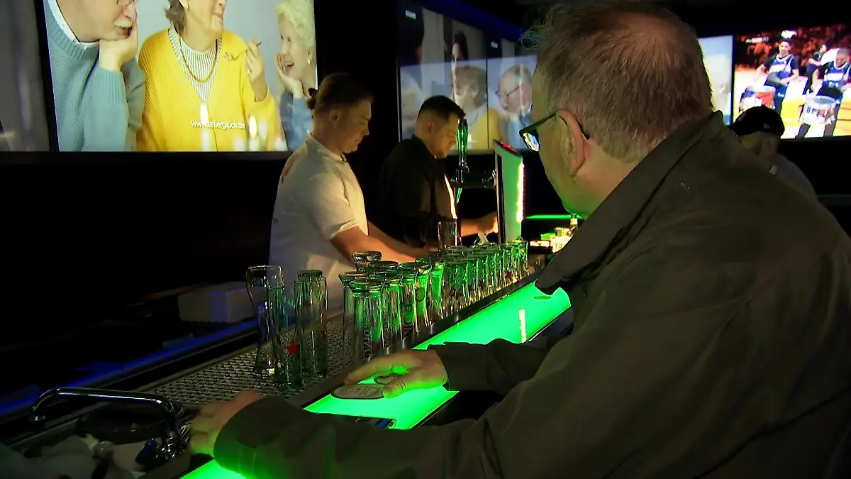 Gäste werden zu Barkeepern Gegen das Kneipensterben