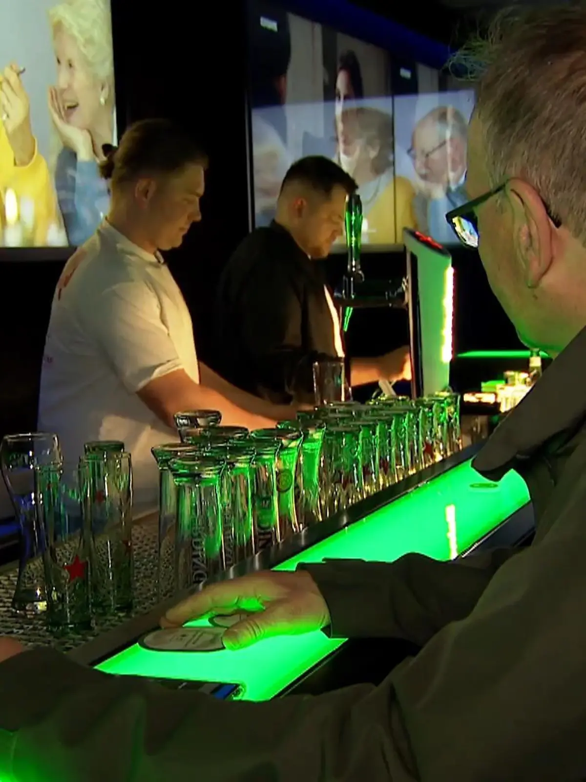 Bild zu: "Gäste werden zu Barkeepern"