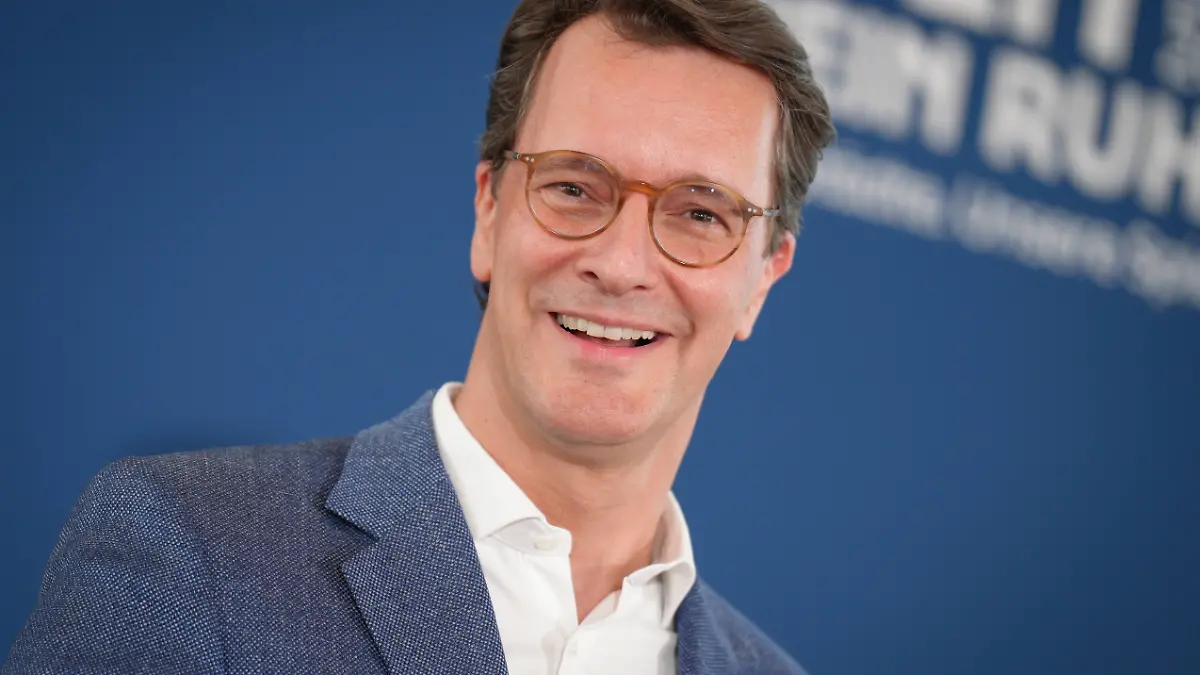 Pressetermin zur Verkuendung der Ergebnisse des Buergerentscheid zu Olympischen Spielen an Rhein und Ruhr Ministerpraesident Hendrik Wuest CDU im Portrait mit freudigem und gut gelauntem Blick und Mimik nach seiner Rede vor der Verkuendung des Buergerentscheid zu den olympischen Spielen an Rhein und Ruhr, Koeln, 19.04.2026 Koeln NRW Deutschland *** Press event for the announcement of the results of the referendum on the Olympic Games on the Rhine and the Ruhr, Cologne, 19 04 2026 Cologne NRW Germany, Minister President Hendrik Wuest CDU in portrait with a happy and good-humored look and facial expression after his speech before the announcement of the referendum on the Olympic Games on the Rhine and the Ruhr, Cologne, 19 04 2026 Cologne