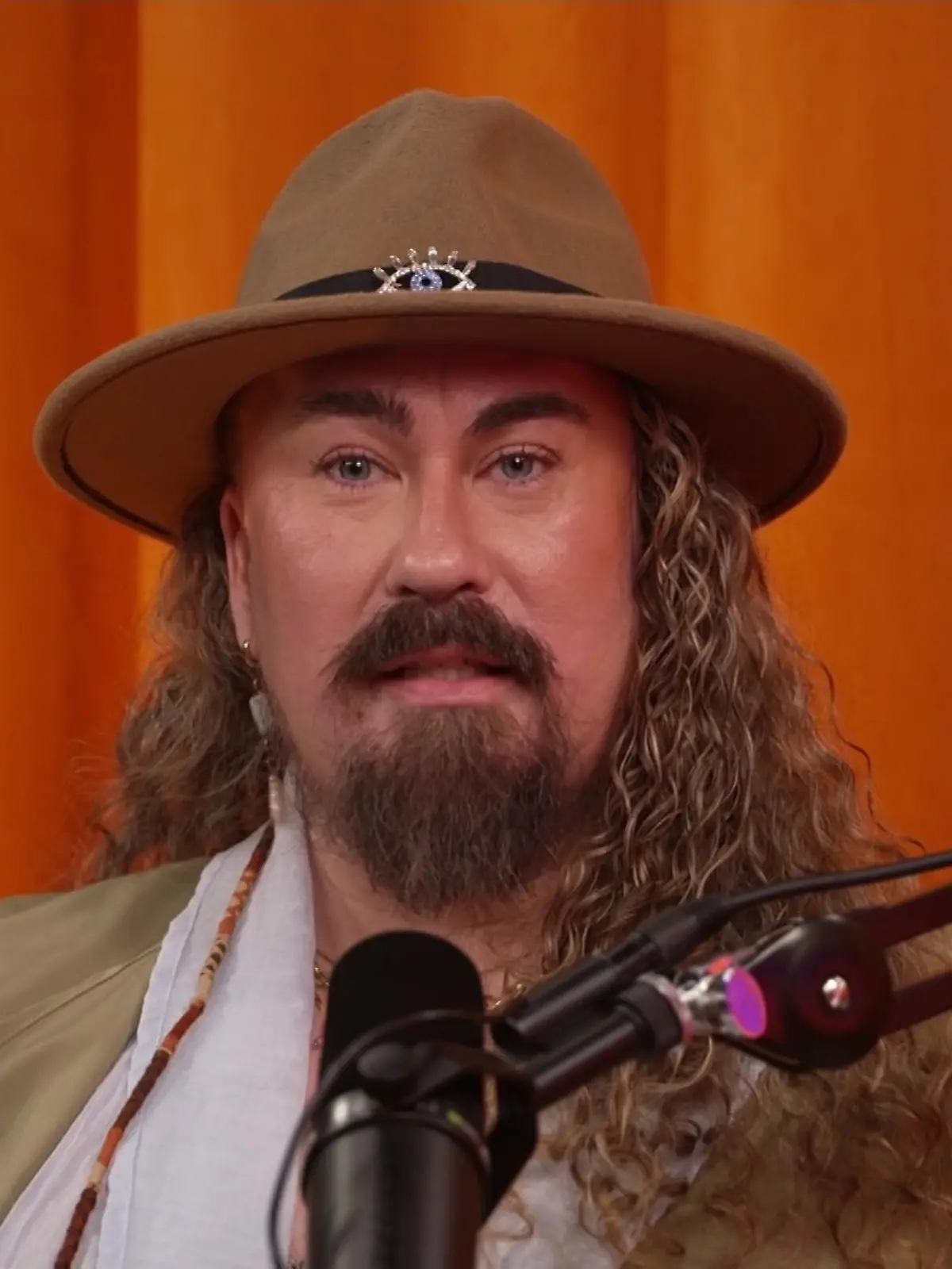 Schamane Leon zu Gast in Nuras Podcast „Sendezeit”. 