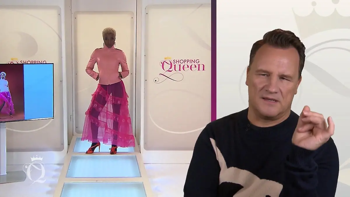 MJ posiert auf dem Laufsteg und schaut streng in die Kamera.