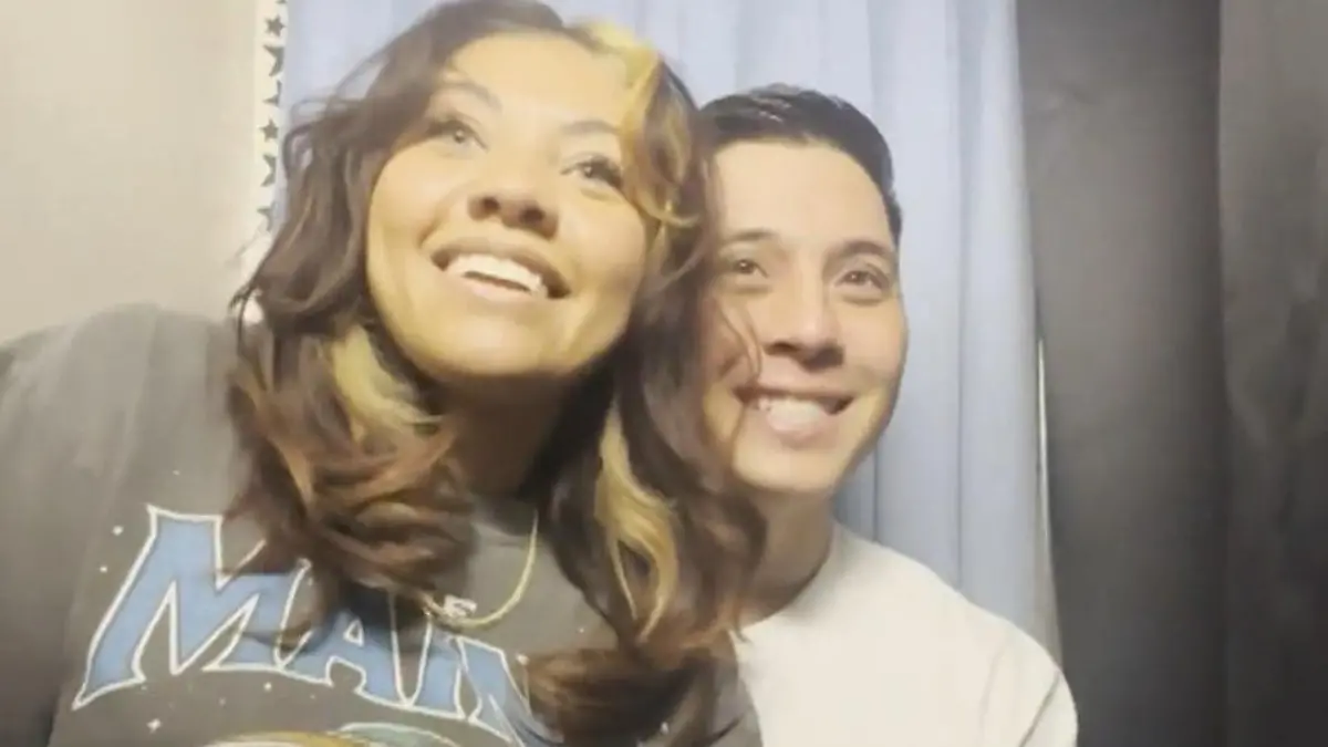 Fotobox-Überraschung! Als Ehefrau ihm DAS zeigt, kommen Dustin die Tränen Besonderer Ort für besondere Botschaft