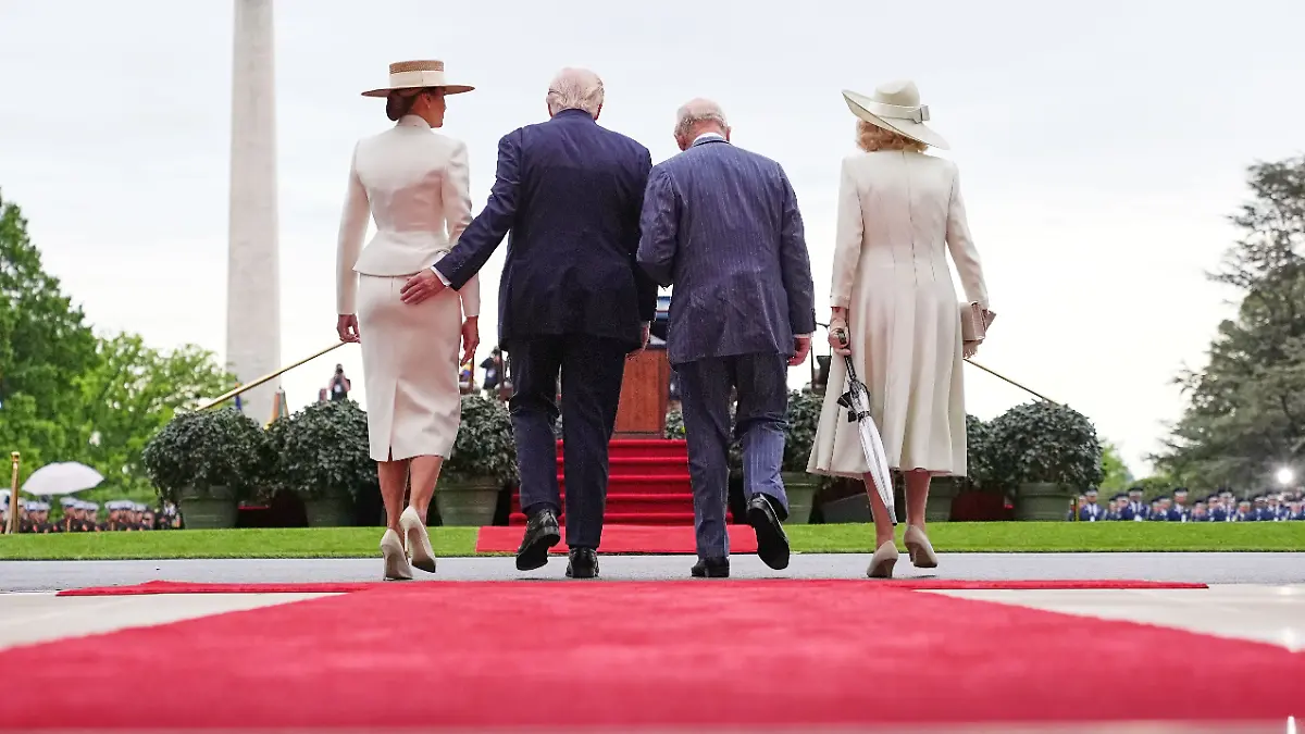 Donald Trump fasst Melania beim Besuch von Charles und Camilla an den Po