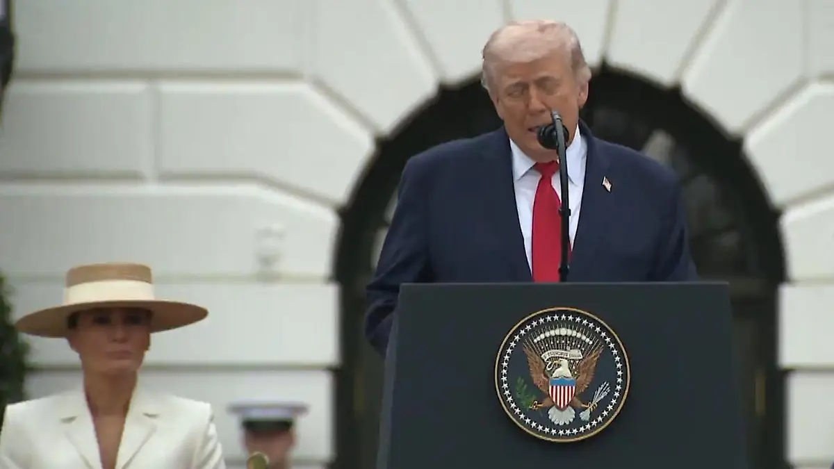 Donald Trump macht DIESEN Witz über seine Ehe – direkt vor Melania! „Bei uns wird es einfach nicht laufen"