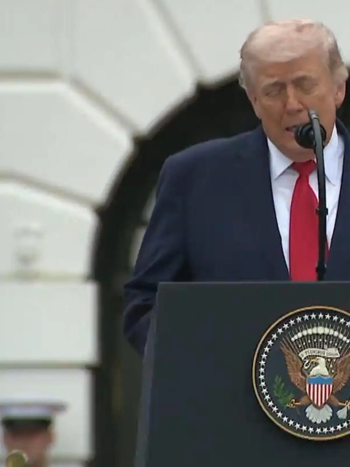 Bild zu: "Donald Trump macht DIESEN Witz über seine Ehe – direkt vor Melania!"