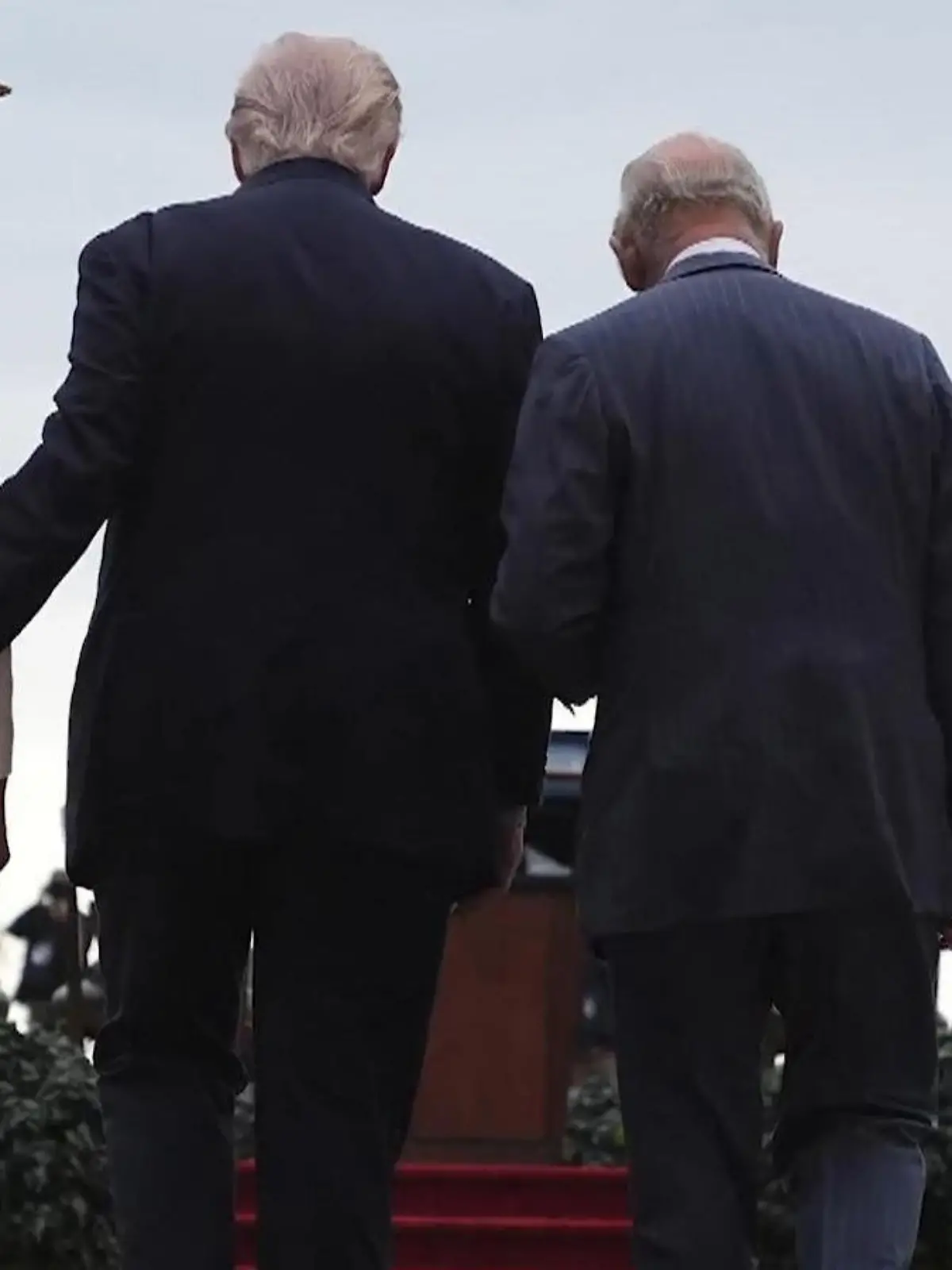 Bild zu: "Vor König Charles! HIER verpasst Donald Trump Melania einen Po-Klatscher"