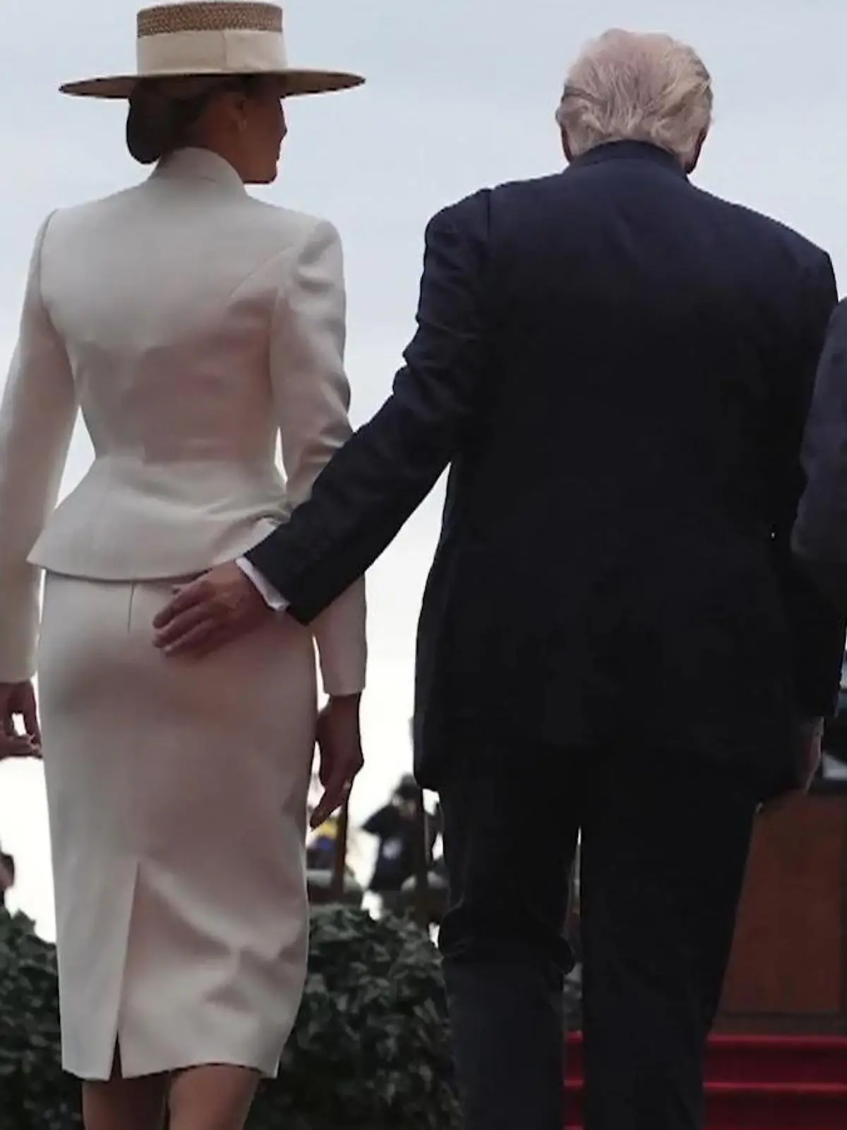 Bild zu: "Vor König Charles! HIER verpasst Donald Trump Melania einen Po-Klatscher"