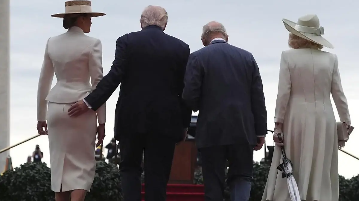 Vor König Charles! HIER verpasst Donald Trump Melania einen Po-Klatscher Journalistin gelingt pikantes Foto