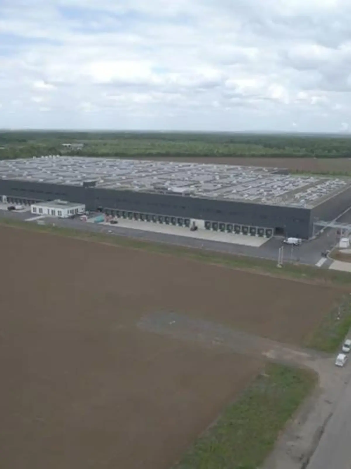 Bild zu: "Wüst weiht neues Fressnapf-Logistikzentrum ein"