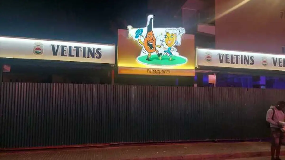 Während der Bierkönig und der Megapark sich vor Gästen kaum retten können, hat ein großer Teil im Bamboleo-Bereich noch einen Zaun davor, samt Niagara-Schild. 