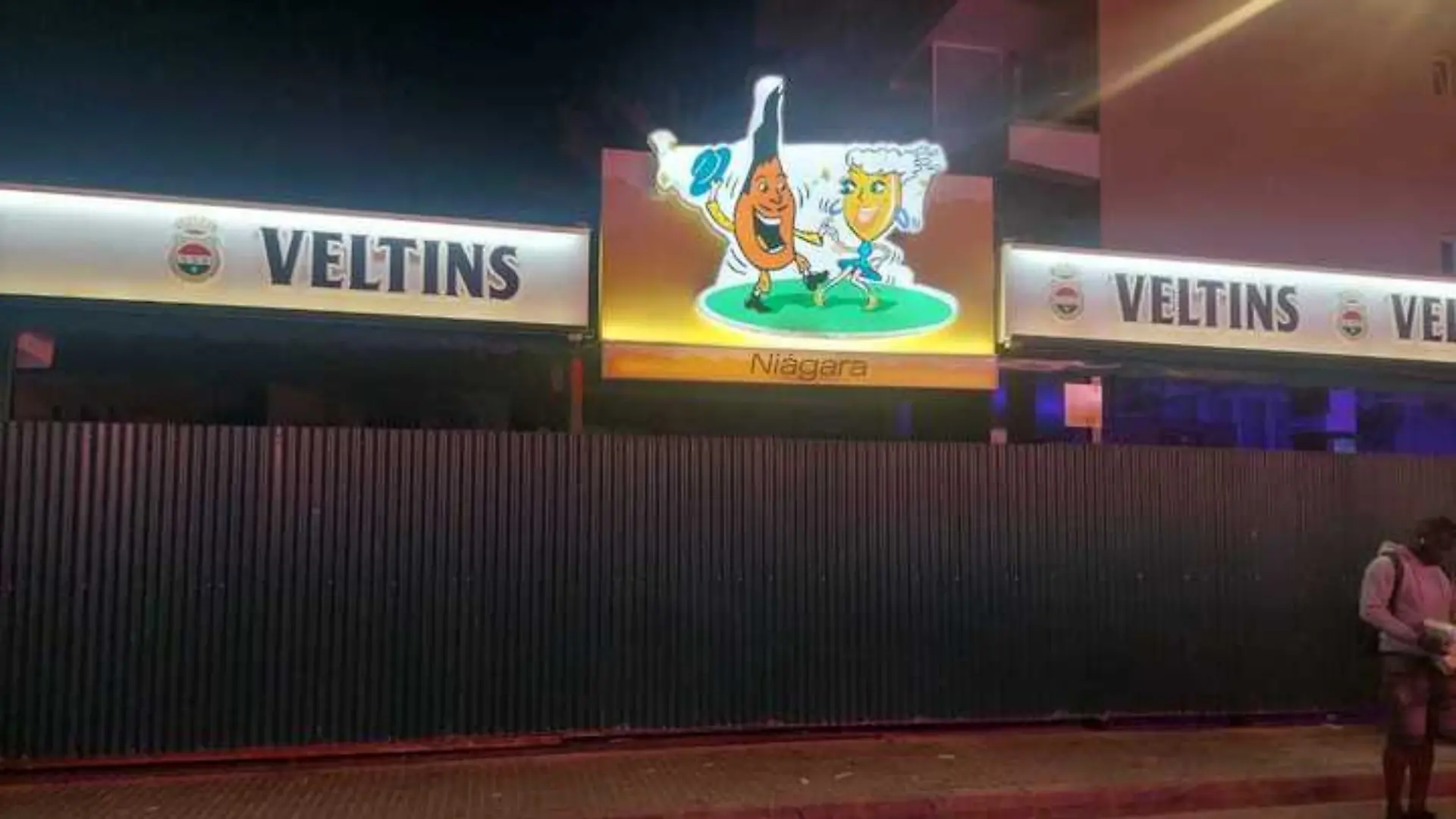 Während der Bierkönig und der Megapark sich vor Gästen kaum retten können, hat ein großer Teil im Bamboleo-Bereich noch einen Zaun davor, samt Niagara-Schild.