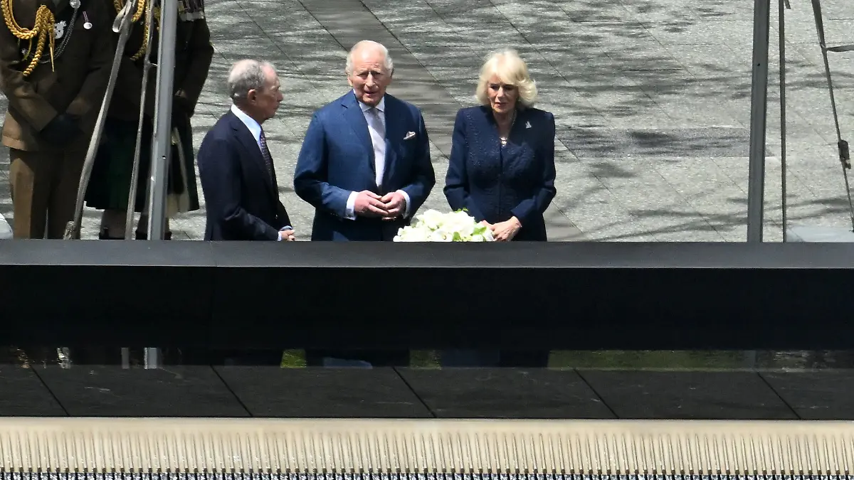 Photo by: Andrea Renault/STAR MAX/IPx 2026 4/29/26 King Charles and Queen Camilla lay flowers at the edge of the World Trade Center basin to honor the victims of the 9-11 terrorist attack during their royal visit to New York City. They are accompanied by Former Mayor Bloomberg.