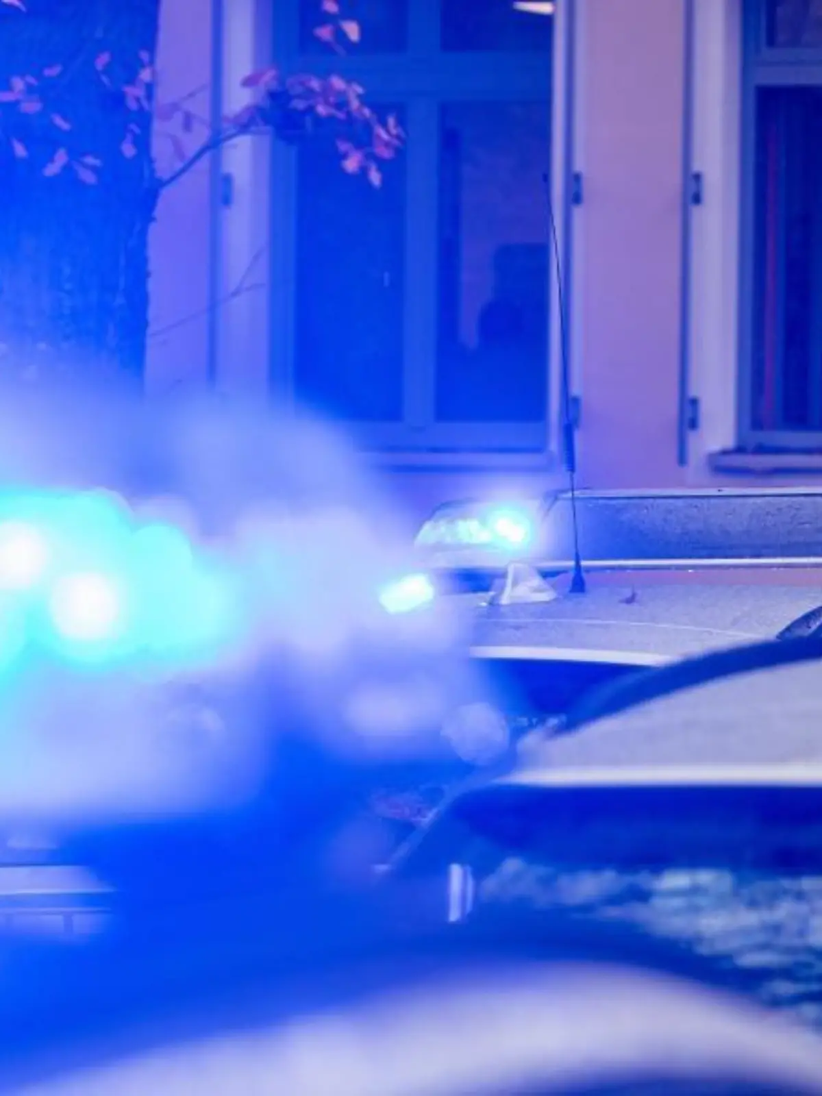 Polizeifahrzeuge mit Blaulicht