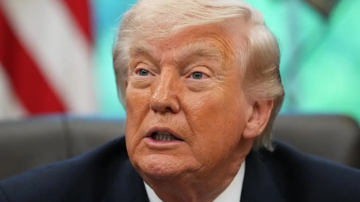 President Donald Trump speaks to reporters as he meets with NASA's Artemis II astronauts Victor Glover, Christina Koch, Reid Wiseman and Jeremy Hansen in the Oval Office of the White House, Wednesday, April 29, 2026, in Washington. (AP Photo/Matt Rourke)