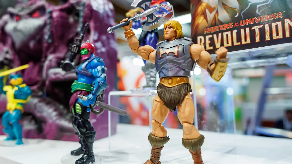 Die Figur He-Man (r) von Masters of the Universe ist während der 73. Internationalen Spielwarenmesse am Stand von Mattel zu sehen. (zu dpa: «Schöpfer der Actionfigur He-Man mit 91 Jahren gestorben») +++ dpa-Bildfunk +++