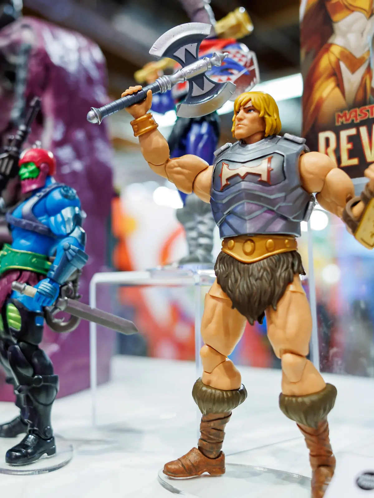 Die Figur He-Man (r) von Masters of the Universe ist während der 73. Internationalen Spielwarenmesse am Stand von Mattel zu sehen. (zu dpa: «Schöpfer der Actionfigur He-Man mit 91 Jahren gestorben») +++ dpa-Bildfunk +++