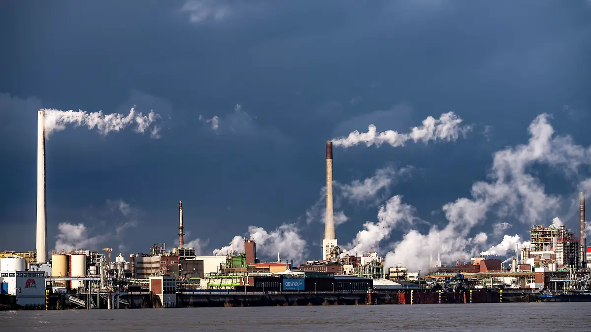 Chempark Krefeld-Uerdingen, rund 40 Betriebe sind in dem Chemiepark am Rhein angesiedelt, es gibt 3 Chemparks in NRW, am Rhein, Deutschland, Chempark Krefeld-Uerdingen *** Chempark Krefeld Uerdingen, around 40 companies are located in the chemical park on the Rhine, there are 3 chemical parks in NRW, on the Rhine, Germany, Chempark Krefeld Uerdingen