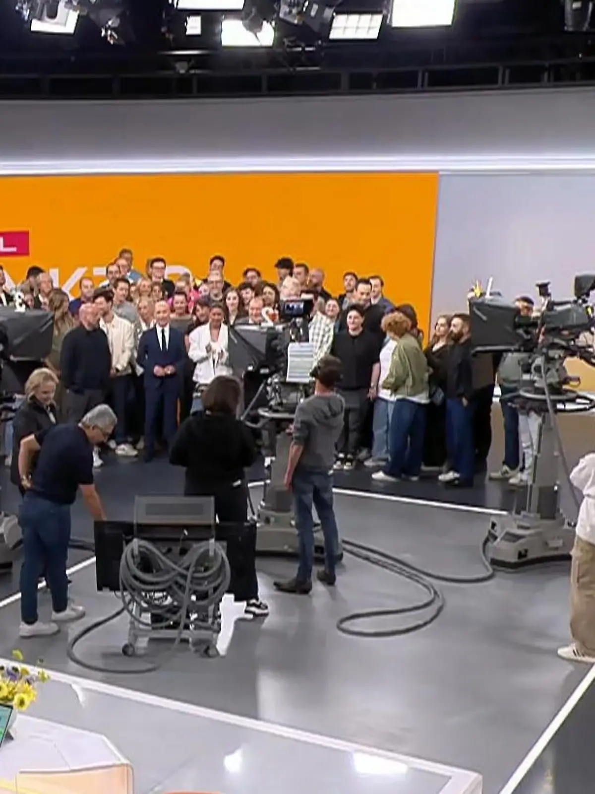 Bild zu: "Auf Wiedersehen Punkt 6, 7 und 8! So rührend verabschiedet sich das ganze Team"