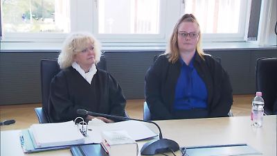 Fabians (†8) Mama wird im Gericht von Notfallseelsorger betreut