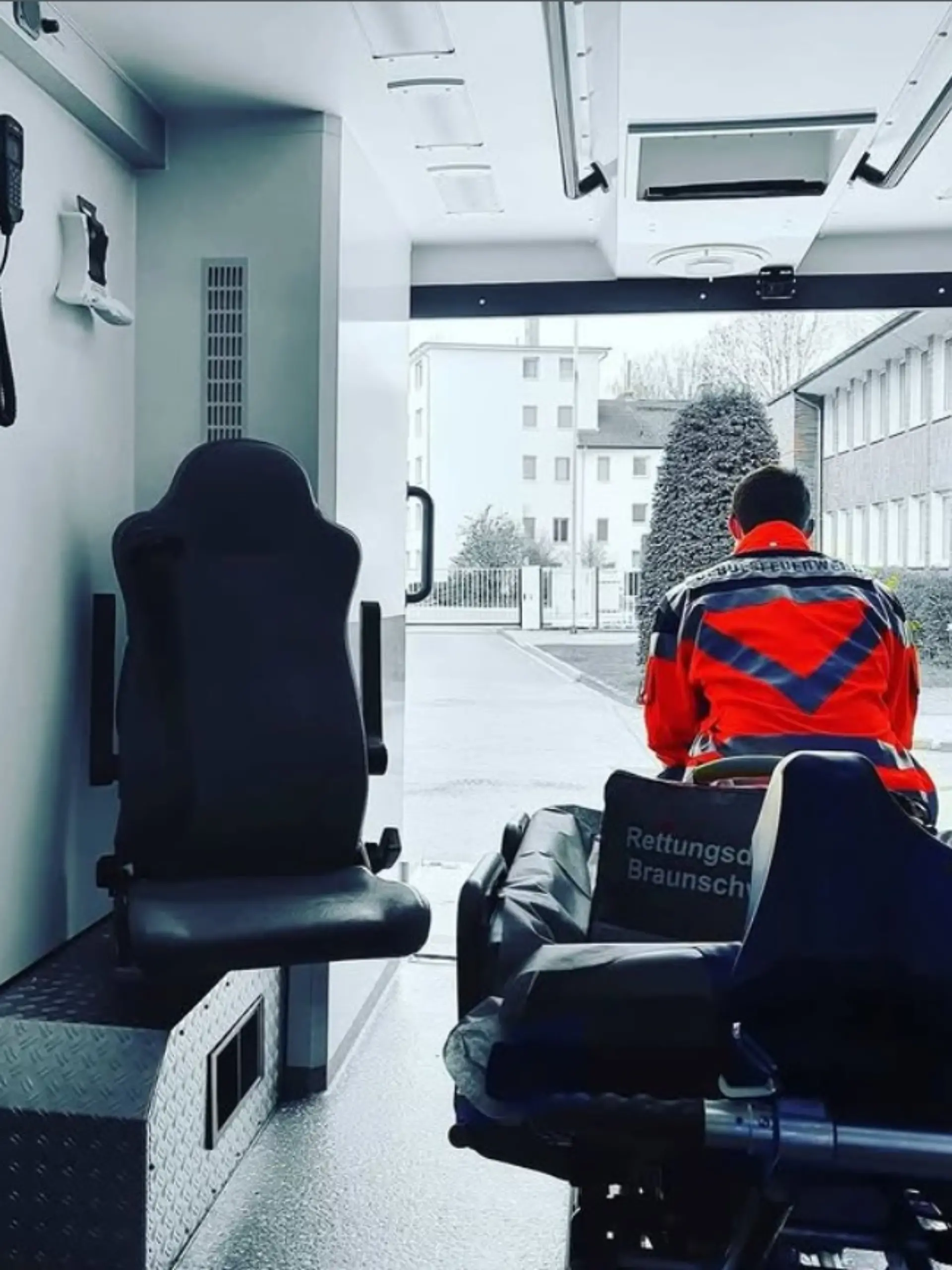 Schock in Braunschweig: Ein Mann bedroht Feuerwehrleute mit einer Waffe und gibt einen Schuss ab. 
