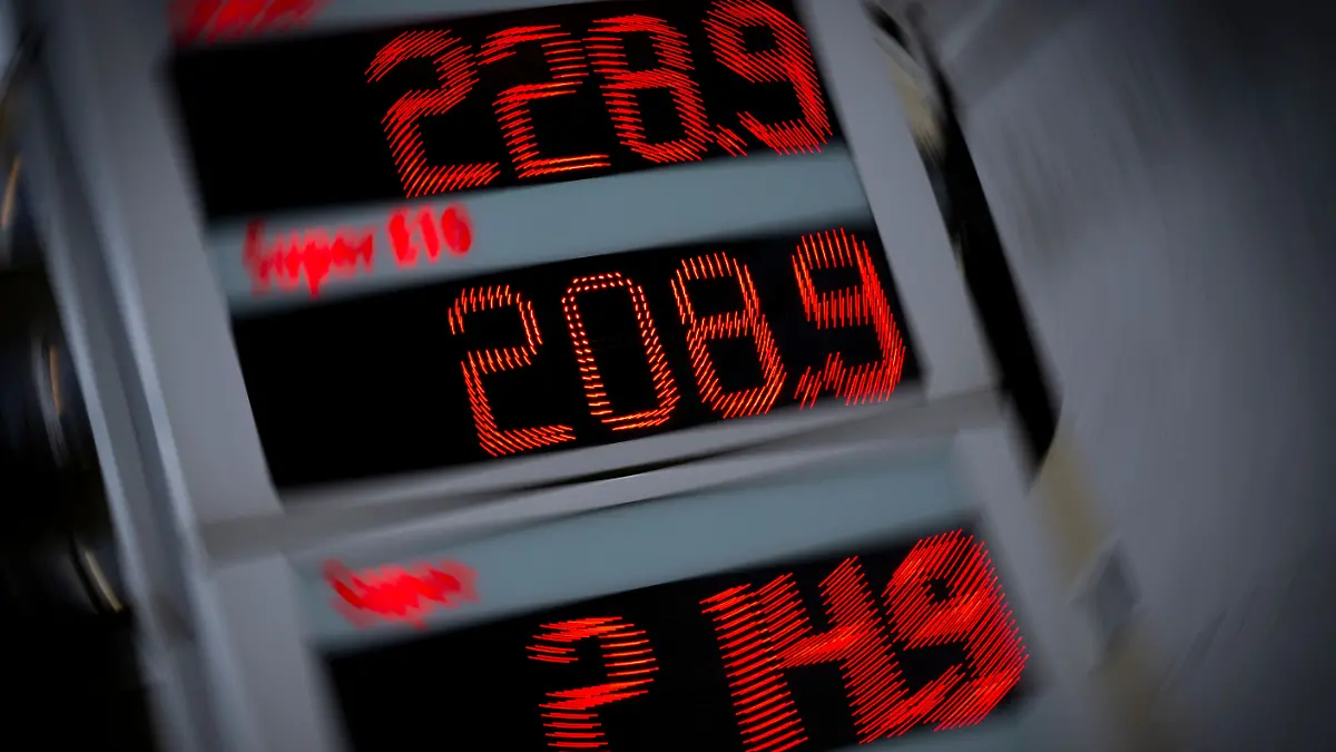 Neue Daten zeigen zehntausende mutmaßlich illegale Preiserhöhungen an Tankstellen. 