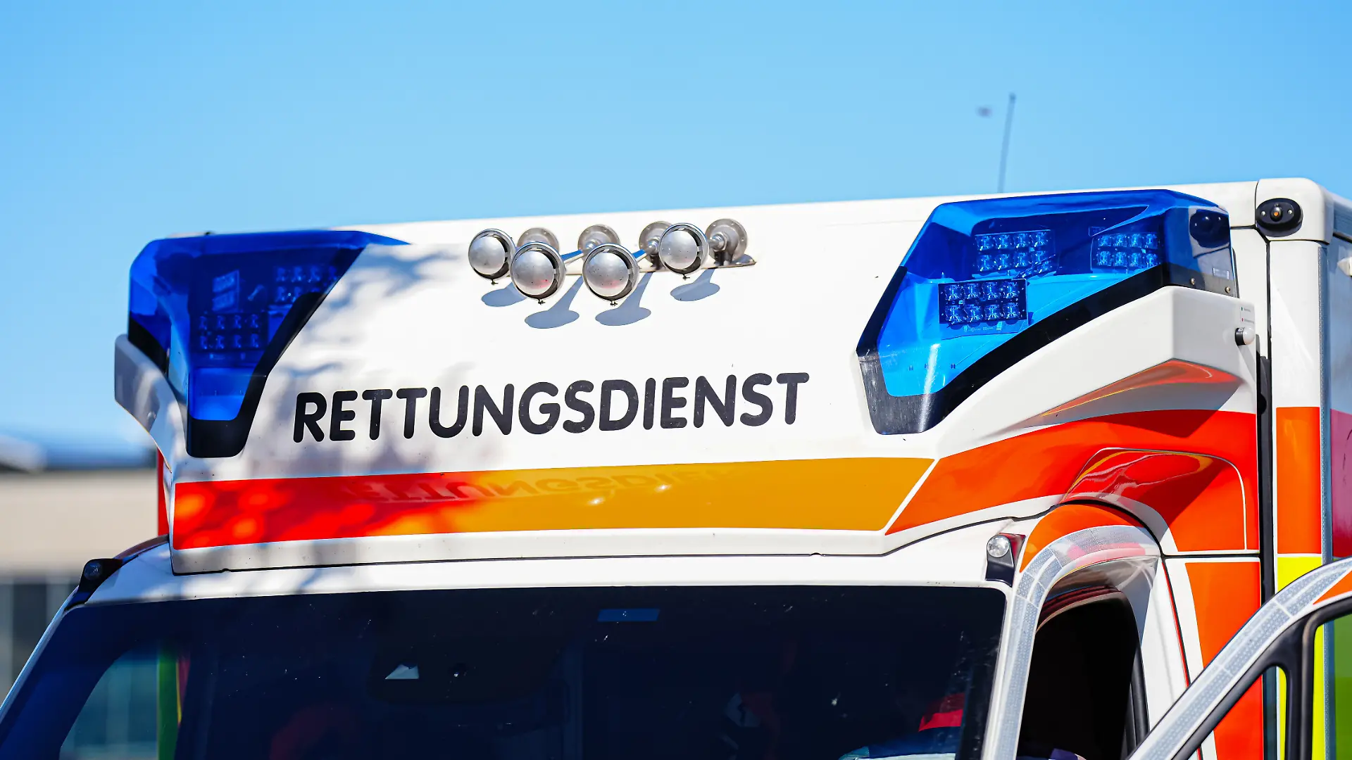 Aufschrift "Rettungsdienst" auf Rettungswagen, mit Blaulicht Symbolfoto: Blaulicht, 22.04.2026 Foto: Eibner-Pressefoto/Marcel von Fehrn