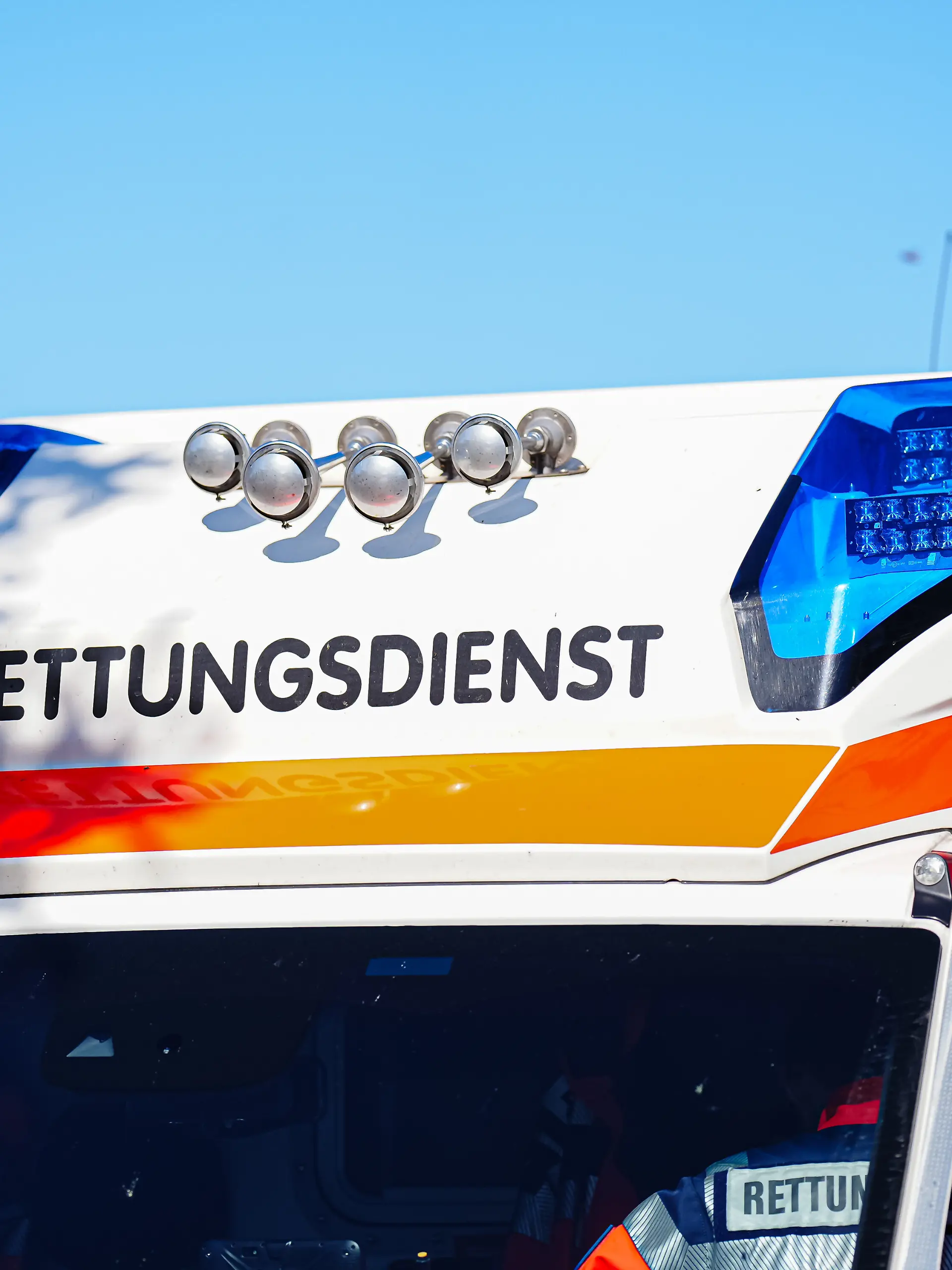 Aufschrift "Rettungsdienst" auf Rettungswagen, mit Blaulicht Symbolfoto: Blaulicht, 22.04.2026 Foto: Eibner-Pressefoto/Marcel von Fehrn