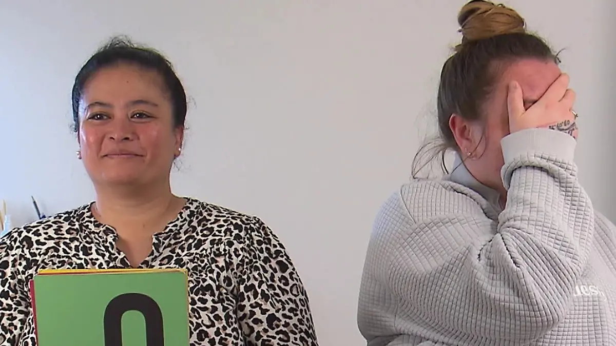 Zwei Kandidatinnen, eine präsentiert die 9-Punkte-Karte.