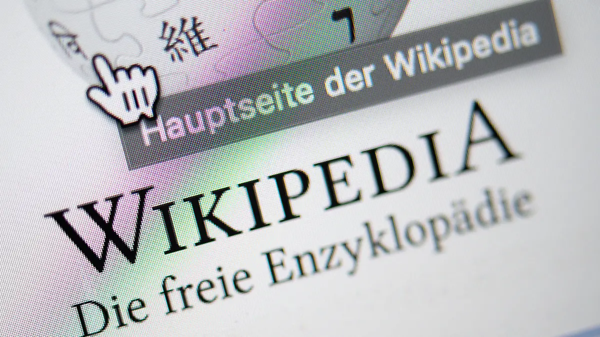 ILLUSTRATION - 11.01.2021, Baden-Württemberg, Stuttgart: Unter einem Cursor steht auf der Startseite mit dem Logo der deutschsprachigen Internet-Enzyklopädie Wikipedia «Hauptseite der Wikipedia». Das Projekt wurde am 15. Januar 2001 gegründet. Foto: Sebastian Gollnow/dpa +++ dpa-Bildfunk +++