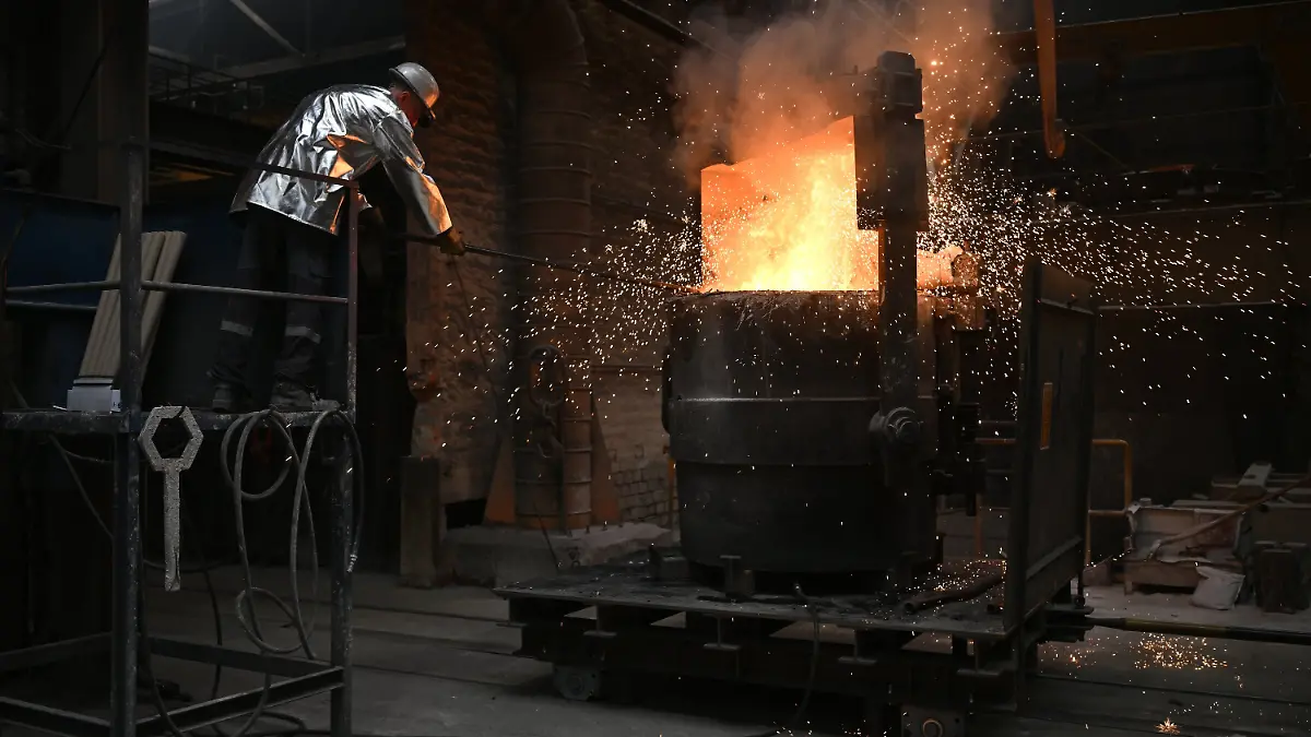29.04.2026, Sachsen, Pirna: Ein Mitarbeiter führt eine Temperaturmessung vor dem Gießen von Stahl während eines Branchengesprächs mit Vertretern der Gießerei-Industrie durch. Die Teilnehmer möchten sich über Rahmenbedingungen zum Erhalt der Wettbewerbsfähigkeit der Unternehmen verständigen. Foto: Robert Michael/dpa +++ dpa-Bildfunk +++