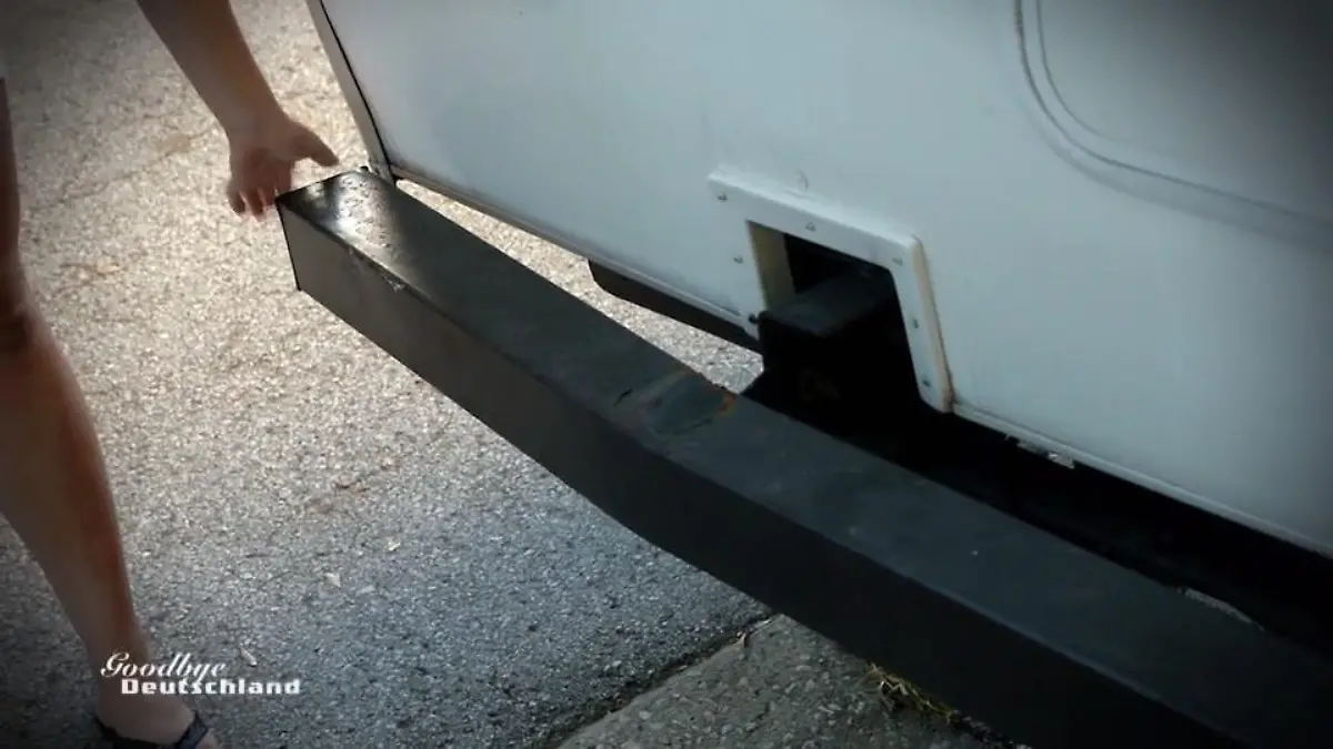 Das kaputte Auto muss repariert werden Die Zeit drängt