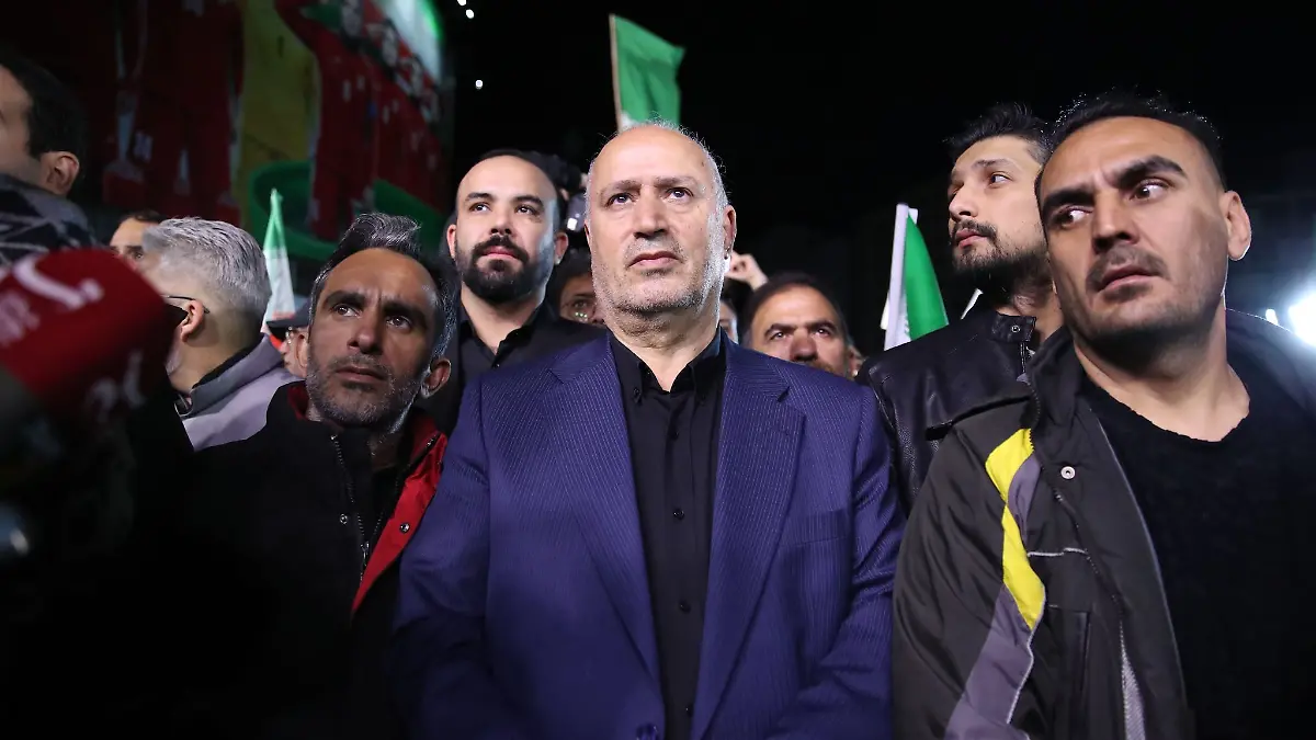 Der Präsident des iranischen Fußballverbandes (Mitte) hat es nicht zum FIFA-Kongress in Vancouver geschafft.