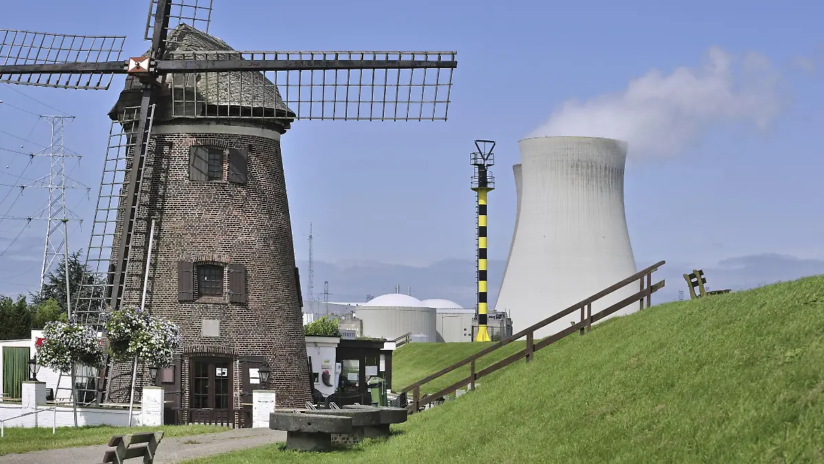Die Windmühle Scheldedijkmolen und die Kühltürme des Kernkraftwerks Doel entlang der Schelde bei Kieldrecht, Beveren, Belgien, Europa