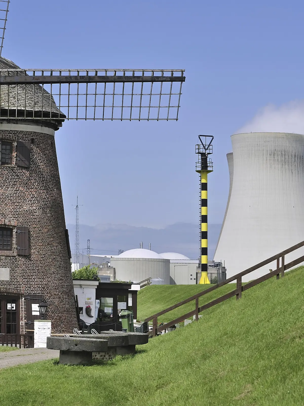 Die Windmühle Scheldedijkmolen und die Kühltürme des Kernkraftwerks Doel entlang der Schelde bei Kieldrecht, Beveren, Belgien, Europa
