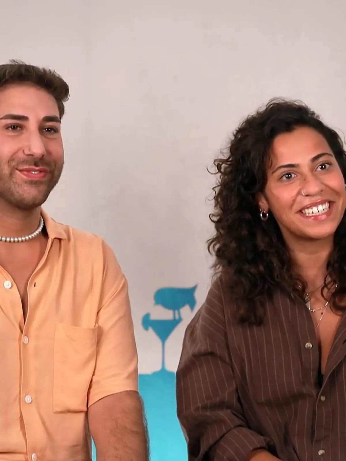 Bild zu: "Joel und Melis checken gemeinsam ein"