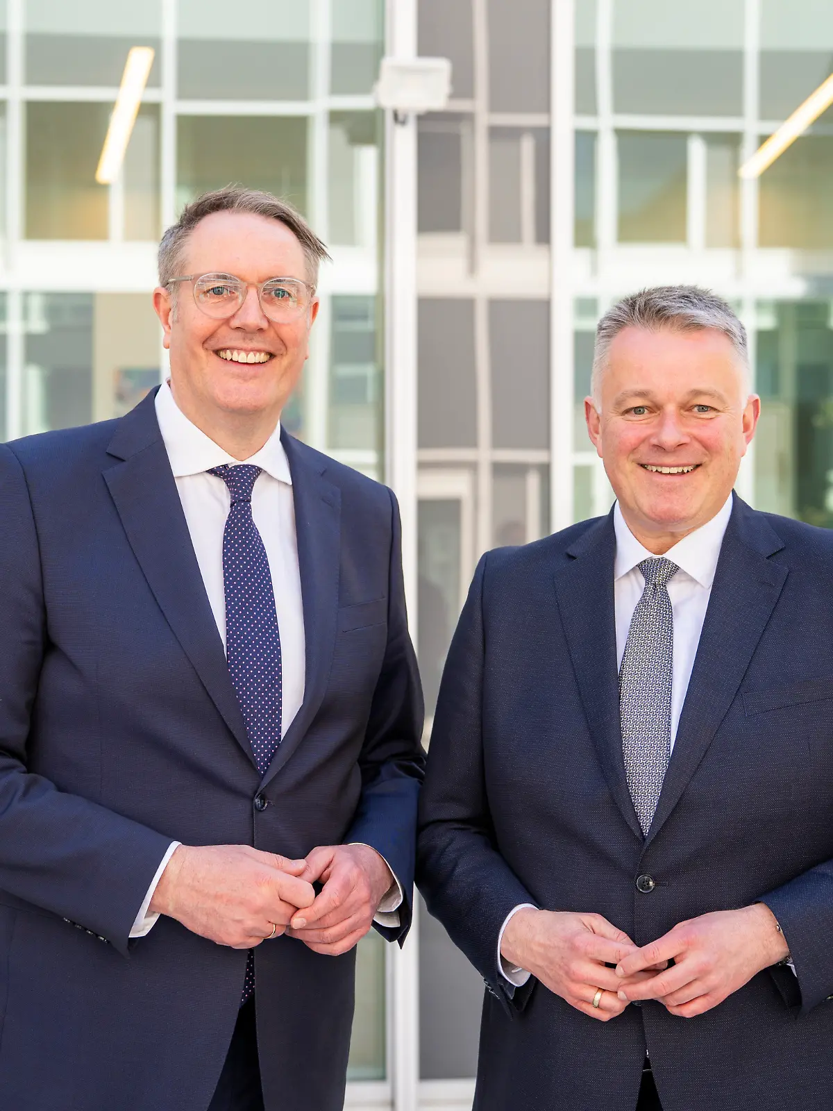 Gordon Schnieder (l, CDU), Spitzenkandidat und Wahlsieger der zurückliegenden Landtagswahl, und Alexander Schweitzer (SPD), Ministerpräsident von Rheinland-Pfalz, stehen bei der PK vor den Journalisten. Pressekonferenz zum Abschluss der Sondierungsgespräche von CDU und SPD in Rheinland-Pfalz mit den beiden Verhandlungsführern von CDU und SPD. Die CDU hatte die Landtagswahl am 22. März gewonnen.