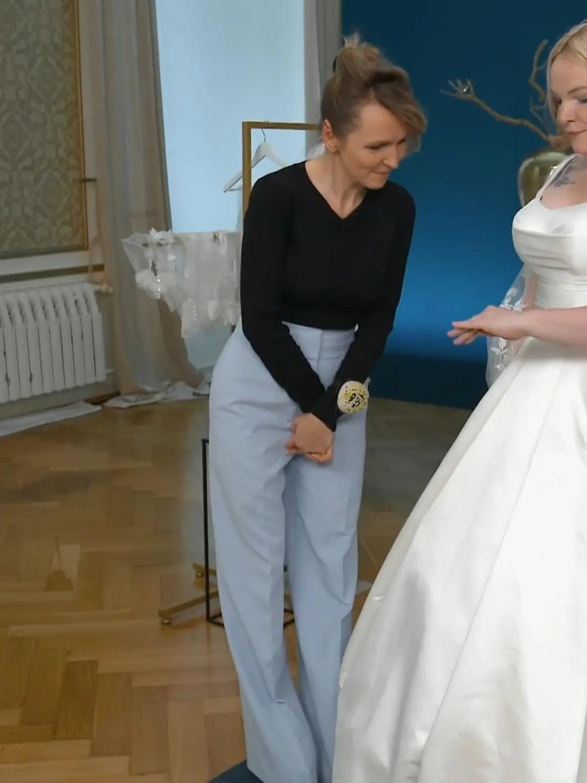 Bild zu: "Claudias zweites Kleid muss nachlegen"