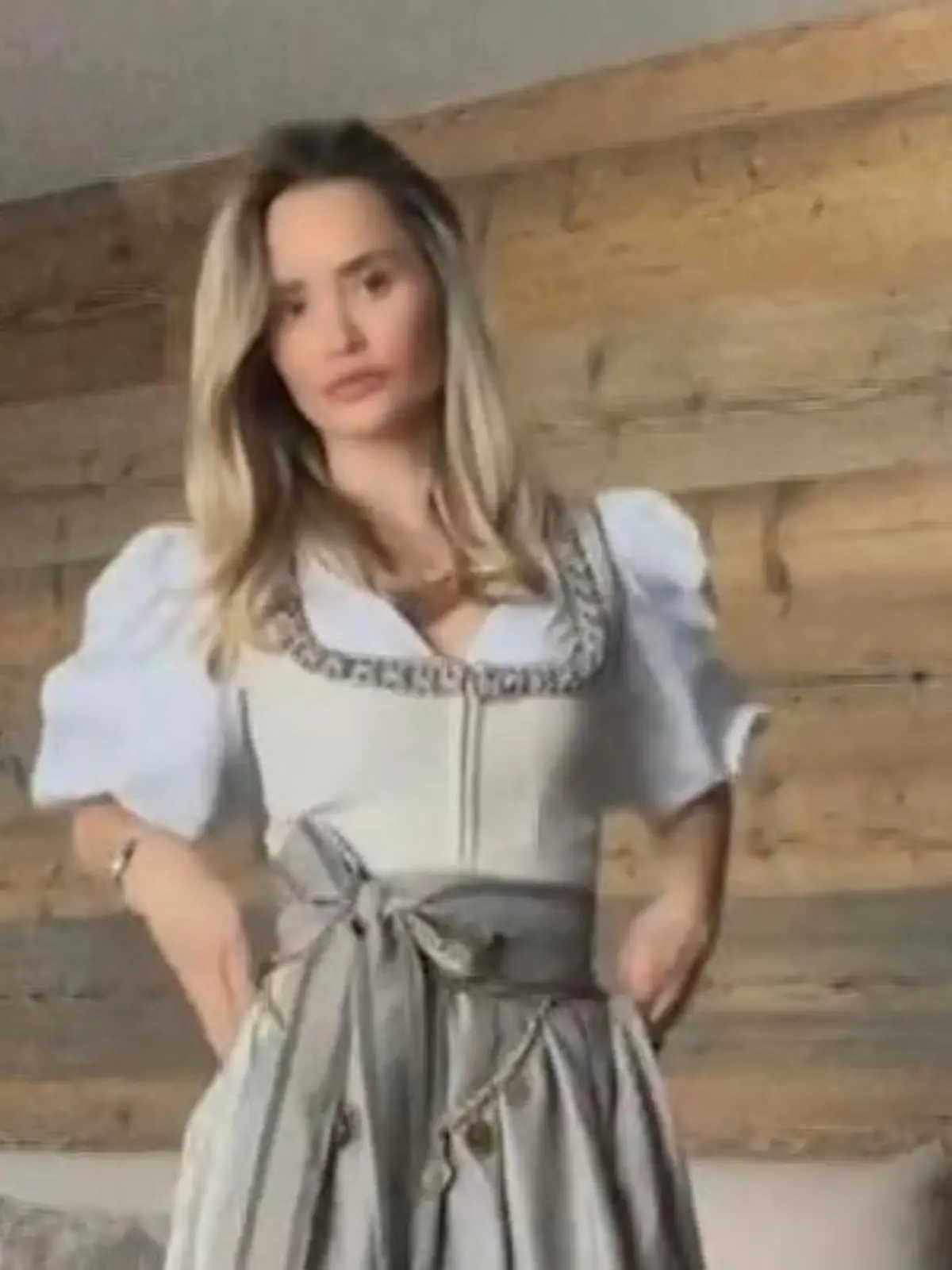 Bild zu: "Sexy Dirndl-Video von Davina Geiss – aber DIESES Detail irritiert ihre Fans!"
