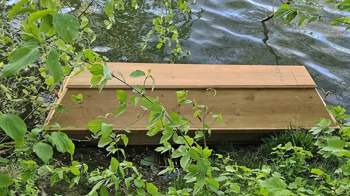 Unheimlicher Fund: Passanten schlagen Alarm, weil dieser Sarg am Ufer des Mains treibt.