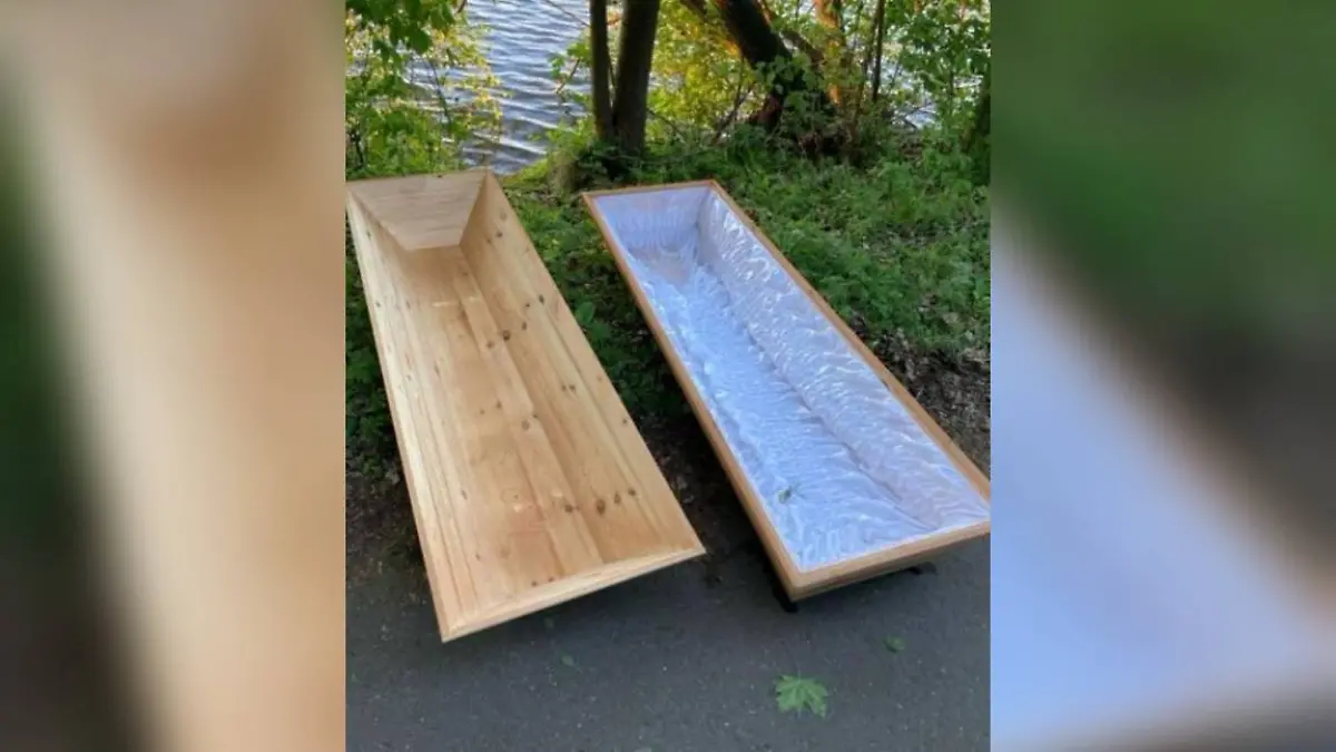 Innen ist der Sarg mit weißem Stoff ausgekleidet, ansonsten aber komplett leer.