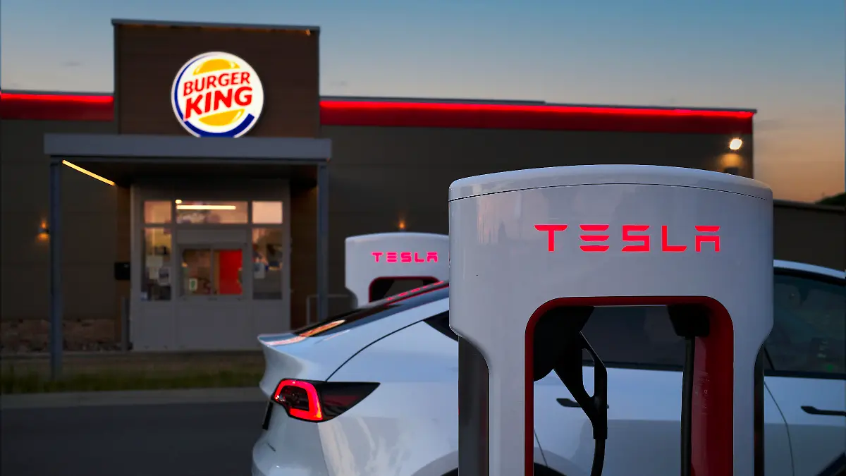Wer sein Elektroauto lädt, kann sich Wartezeit im Fast-Food-Restaurant versüßen